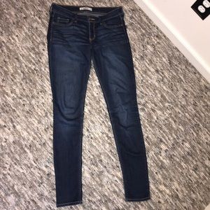 Hollister • Dark wash jeans